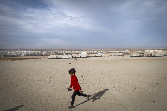 Conflito na Síria teve início em 2011. na foto, garoto corre em campo de refugiados sírios na Jordânia. Foto: Anastasia Taylor Lind/UNHCR
