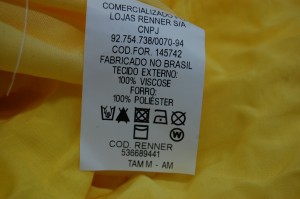 Peça de roupa com etiqueta da Renner. Foto: Igor Ojeda