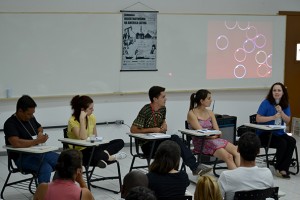 Alexandre Anderson, Maíra Mansur, Mikaell Carvalho, Tania Muñoz e Cristiana Losekann, da esq. à dir, participam de discussão durante o seminário (Foto: Bruno Milanez)