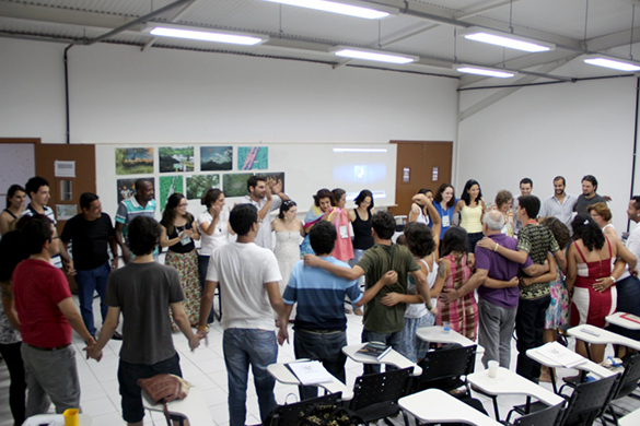 Participantes do seminário realizam cerimônia de encerramento (Foto: Adriano Monteiro)