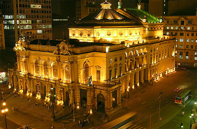 Teatro Municipal de São Paulo é autuado por demissões irregulares