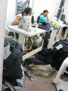 Em condições degradantes, oficina subcontratada pela Dorbyn era marcada por improvisos. Foto: Bianca Pyl