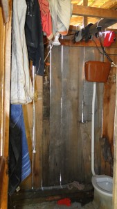 Banheiro do alojamento das vítimas da Alliance One estava sujo e tinha frestas na parede