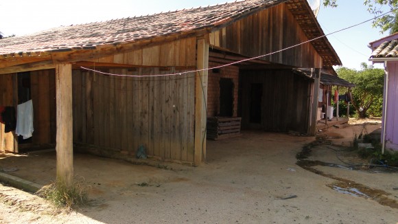 De madeira, alojamento improvisado das vítimas estava em condições degradantes e possuía frestas nas paredes e buracos no teto. Fotos: MTE