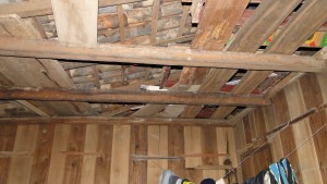 Com buracos no teto, alojamento não protegia trabalhadores da chuva ou frio