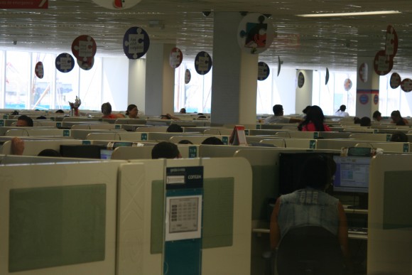 Fileiras de postos de atendimento em unidade da Contax no Recife (PE). Fotos: Igor Ojeda