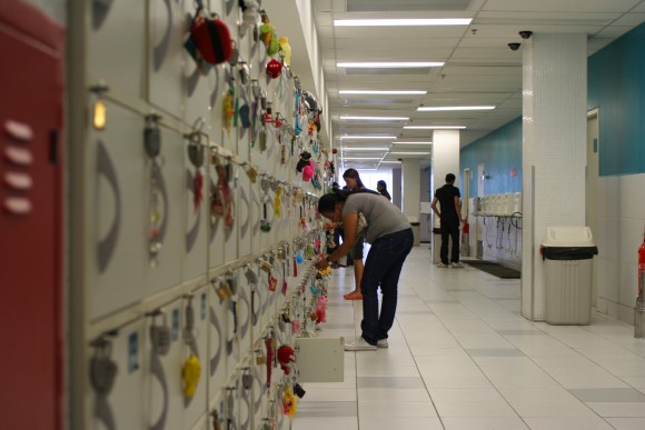 Armários reservados aos trabalhadores, onde eles guardam marmitas e bolsas. Fotos: Igor Ojeda