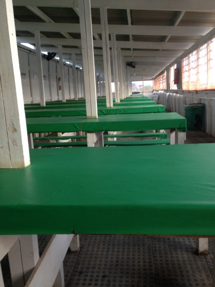 Refeitório construído sobre conjunto de banheiros