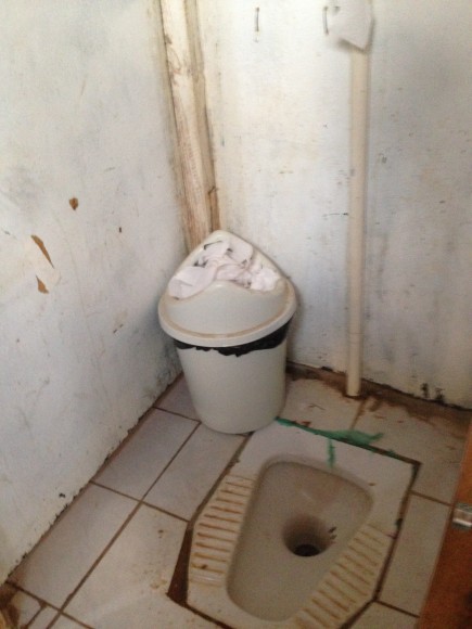 Fossa turca em banheiro localizado no andar de baixo do refetório