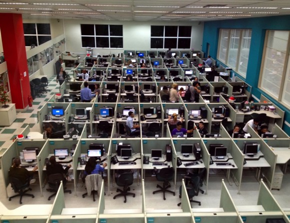 Operadores da Oi em unidade da Contax na Barra Funda, em São Paulo (SP)