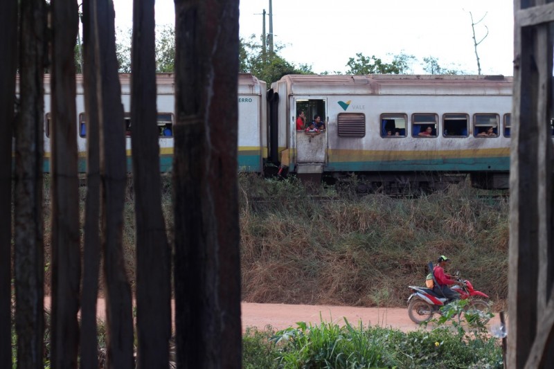 Trem da Vale passa ao lado de