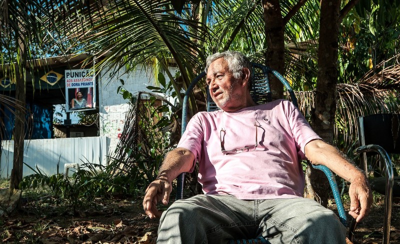 Gerson no quintal da casa que construiu com sua esposa, Dôra. Foto: Lilo Clareto