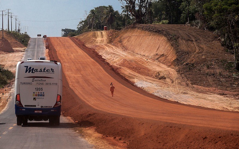 A duplicação da rodovia AM-070 é apontada como um dos grandes fatores de desmatamento na região. Foto: Lilo Clareto