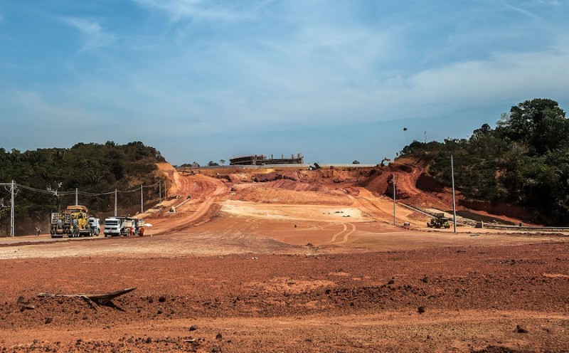 Obra da Universidade do Estado do Amazonas deslocou comunidades tradicionais e gerou desmatamento. Foto