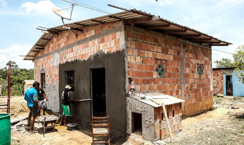 Moradores foram obrigados a reconstruir suas casas em local longe do rio e do acesso aos serviços públicos. Foto: Lilo Clareto