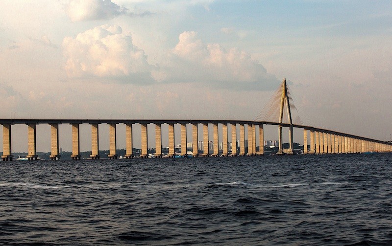 A Ponte Rio Negro, que liga Manaus à Iranduba, levou ocupação predatória à Área de Proteção Ambiental. Foto: Lilo Clareto