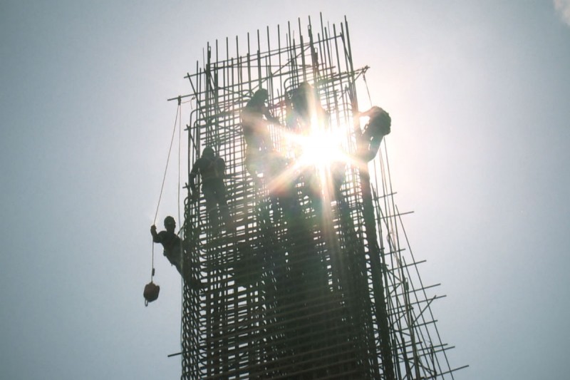 Operários na construção da usina.