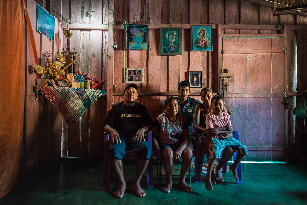 Iranilda Sales (centro) chegou com cinco meses de idade. Ela se casou com Antonino Ferreira, conhecido como Rondônia, e hoje tem neto vivendo na vila. Foto: Guilherme Gomes
