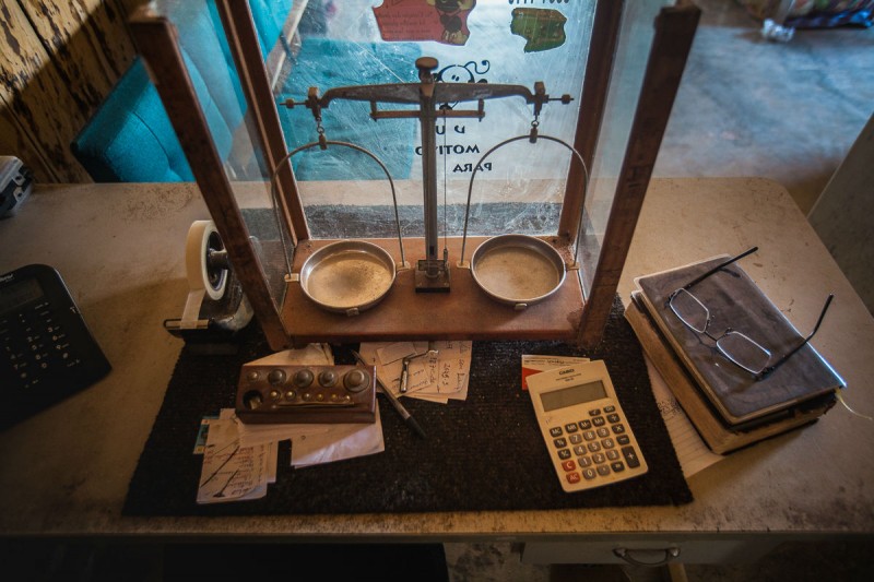 A balança está em todo o comércio de São José. Sem o garimpo do ouro, a vila não sobrevive (Foto: Guilherme Gomes)