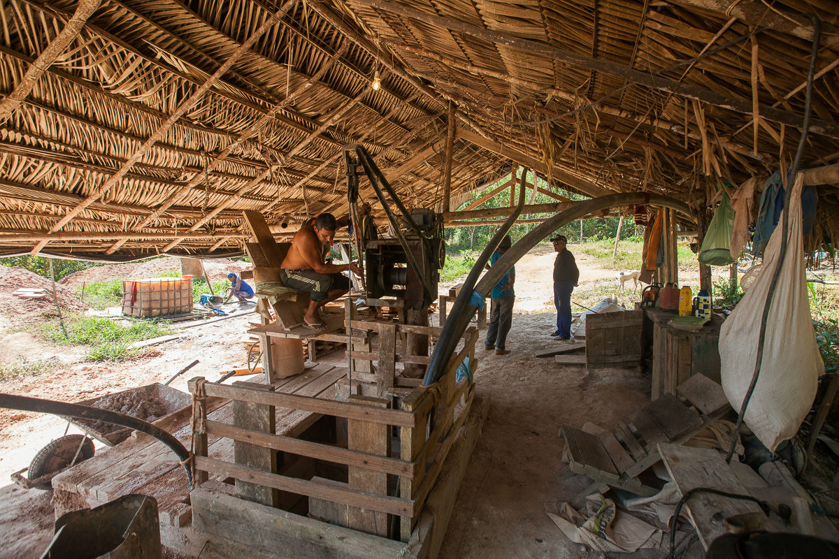 O garimpo feito pelos moradores da comunidade São José é baseado em extração artesanal Foto: Guilherme Gomes