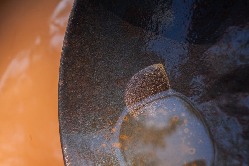 Presença do ouro é identificada manualmente pelos garimpeiros da comunidade (Foto: Guilherme Gomes)