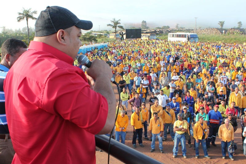 Assembleia de trabalhadores na usina de Jirau. Foto: Divulgação/CUT