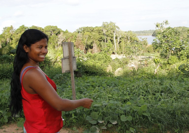 Bel Juruna diante de roça de abóbora que separa a aldeia Muratu do Xingu