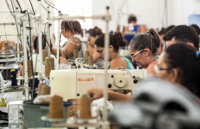 Linha de produção em pequena oficina tercerizada no sertão atende à demanda da Guararapes, do grupo Riachuelo (Foto: Lilo Clareto)