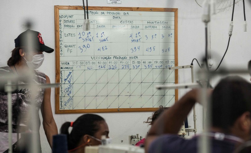 Funcionárias trabalham para cumprir metas da lousa, modelos das peças são definidos pela Guararapes, do grupo Riachuelo (Foto: Lilo Clareto)