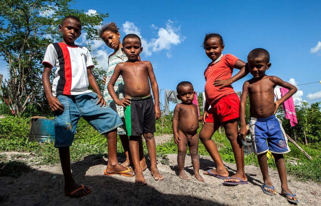 Algumas das crianças da casa no quintal. Foto: Lilo Clareto/Repórter Brasil
