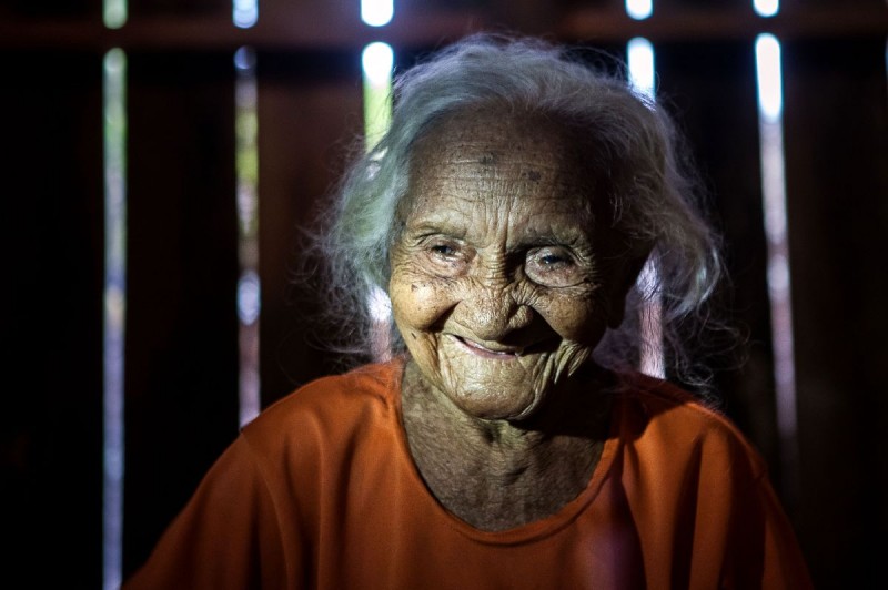Dona Bibiana, conhecida como Gabriela, completou 107 anos e é a moradora mais antiga de Pimental: já caçou onça com rifle e flechas e foi caçada pelas "pintadas mais bravas". Foto: Lilo Clareto/Repórter Brasil