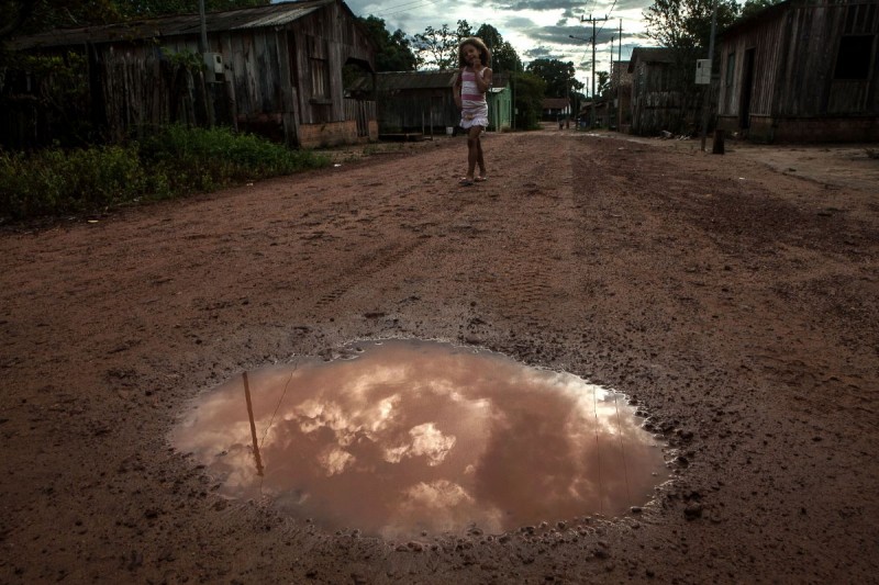 Depois de tempos de seca, as águas das chuvas formam poças coloridas no meio do barro devido a mistura com as folhagens da Amazônia. Foto: Lilo Clareto/Repórter Brasil
