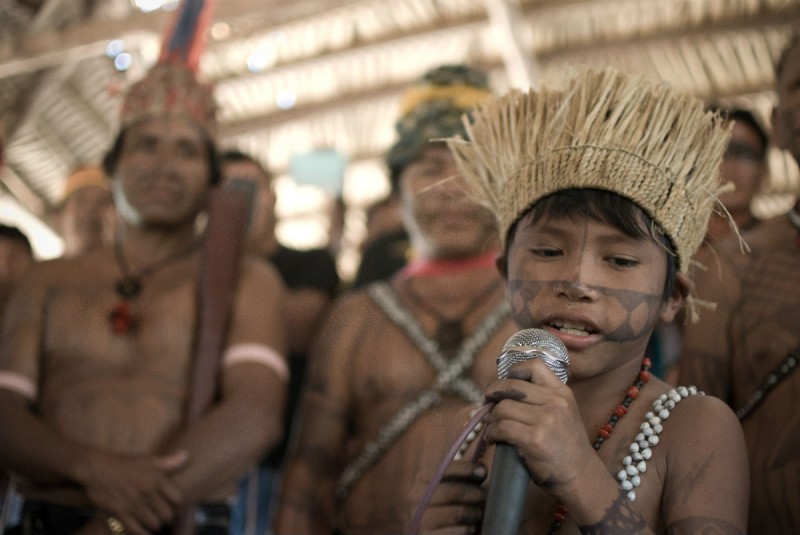 Menino canta em assembleia munduruku Foto: Anderson Barbosa / Fractures Collective