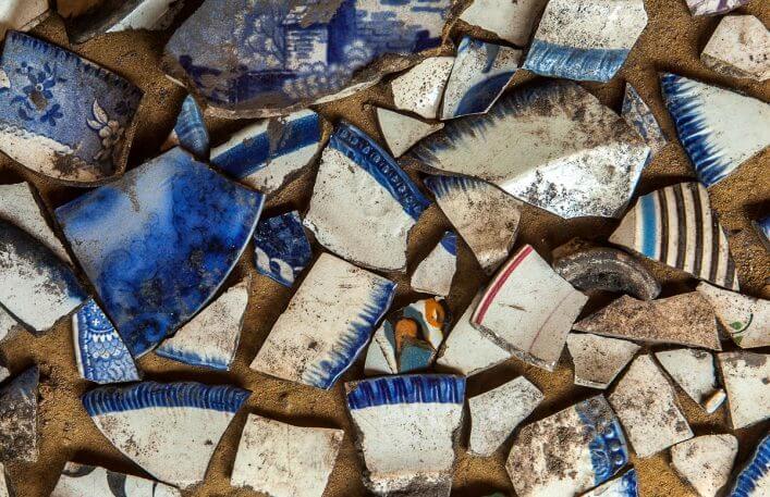 Cacos de louça encontrados sob o chão de comunidade quilombola no Maranhão (Foto: Lilo Clareto/Repórter Brasil)