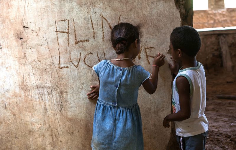 Crianças brincam em meio às ruínas da Casa Grande de Mata Virgem. Foto: Lilo Clareto/Repórter Brasil