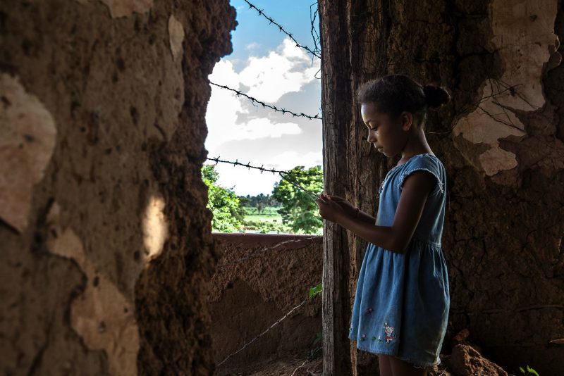 Menina quilombola brinca dentro da antiga sede da fazenda FOTO: Lilo Clareto/ Repórter Brasil