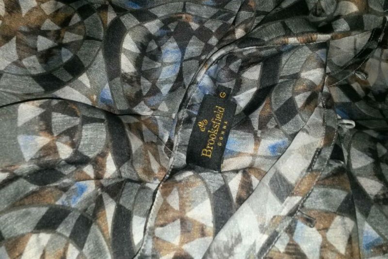 Detalhe de blusa costurada na oficina onde foi encontrado trabalho análogo. Foto: MTPS