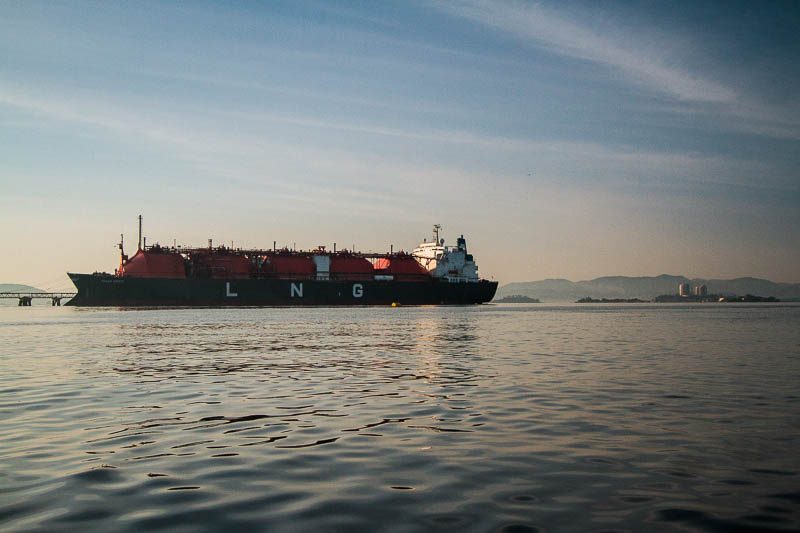 Terminal de gás natural, onde um pescador já foi baleado. Foto: Marcio Isensee e Sá