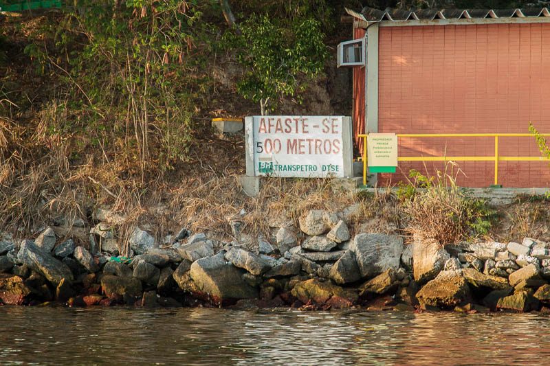 Placa no terminal tem mudança improvisada. Foto: Marcio Isensee e Sá