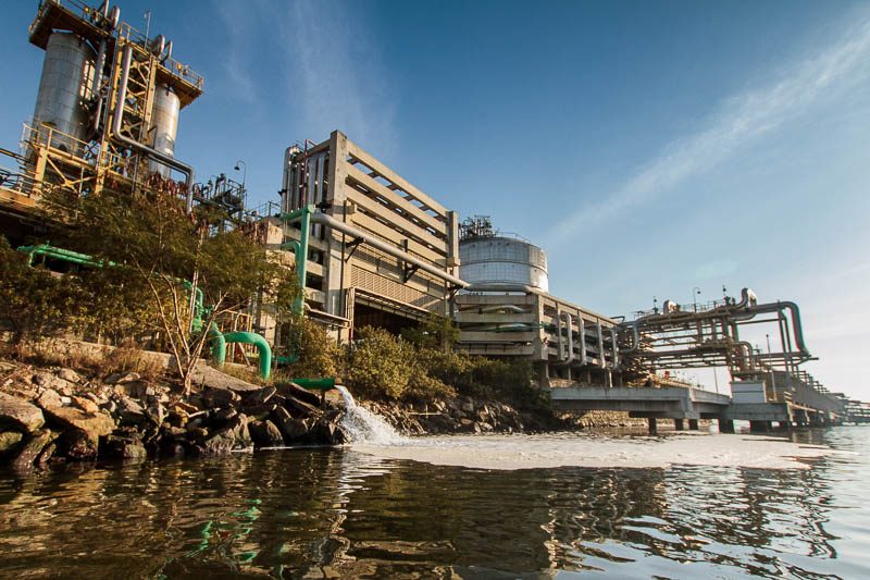 Água branca com espumas sai de dentro do terminal da Petrobras. Foto: Marcio Isensee e Sá