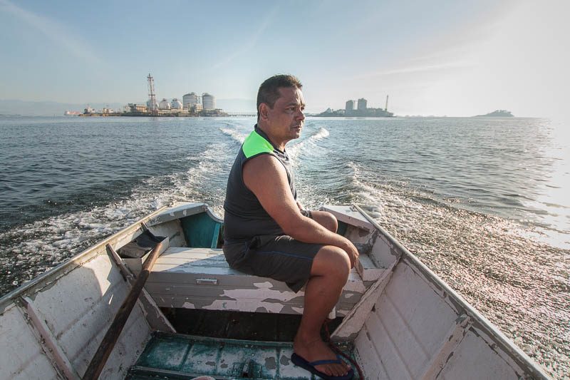 Alexandre nos levou para um "turismo tóxico boladão" pela baía. Foto: Marcio Isensee e Sá