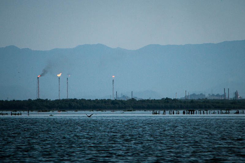 Refinaria em Duque de Caxias foi responsável por vazamento na baía. Foto: Marcio Isensee e Sá