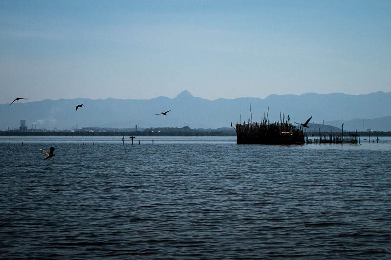Curral para pegar peixes, à direita, montado em frete à refinaria, à esquerda. Foto: Marcio Isensee e Sá