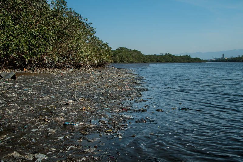 Sujeira aparente é menos nociva do que vazamentos na baía. Foto: Marcio Isensee e Sá