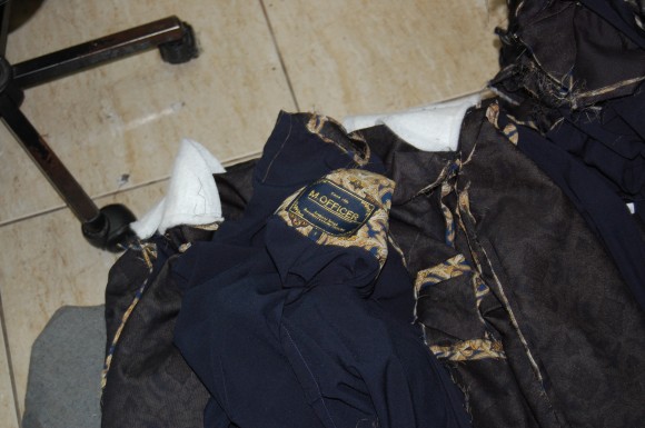 Em oficinas diferentes, fiscalização flagrou escravidão na produção da M. Officer. Fotos: Daniel Santini