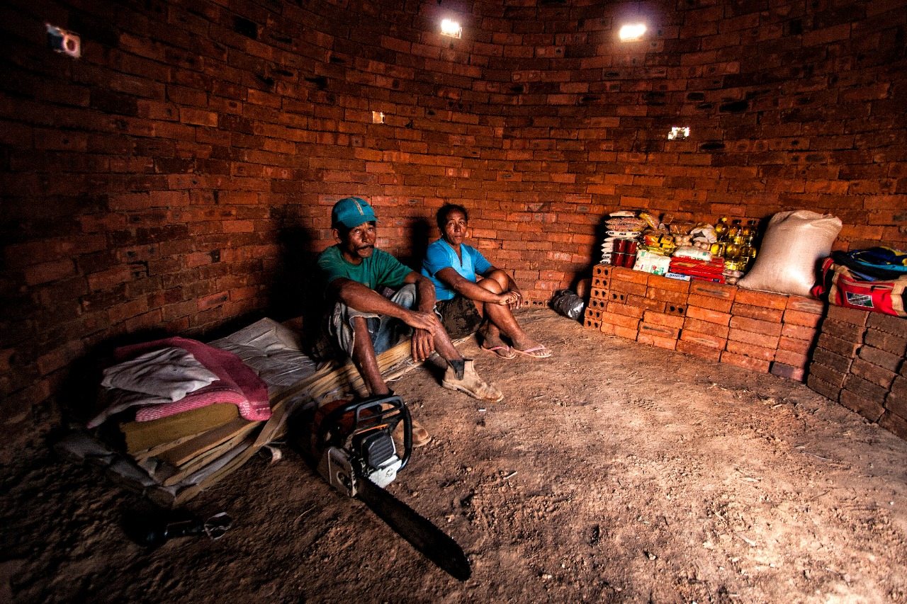 Entre os compromissos, está o de não promover empresas que tenham utilizado mão de obra escrava ou infantil e o de criar atendimento jurídico e social aos trabalhadores migrantes brasileiros e estrangeiros.