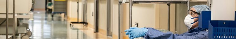 Apesar do colapso hospitalar, governo e conselhos de medicina travam contratação de médicos com diploma estrangeiro