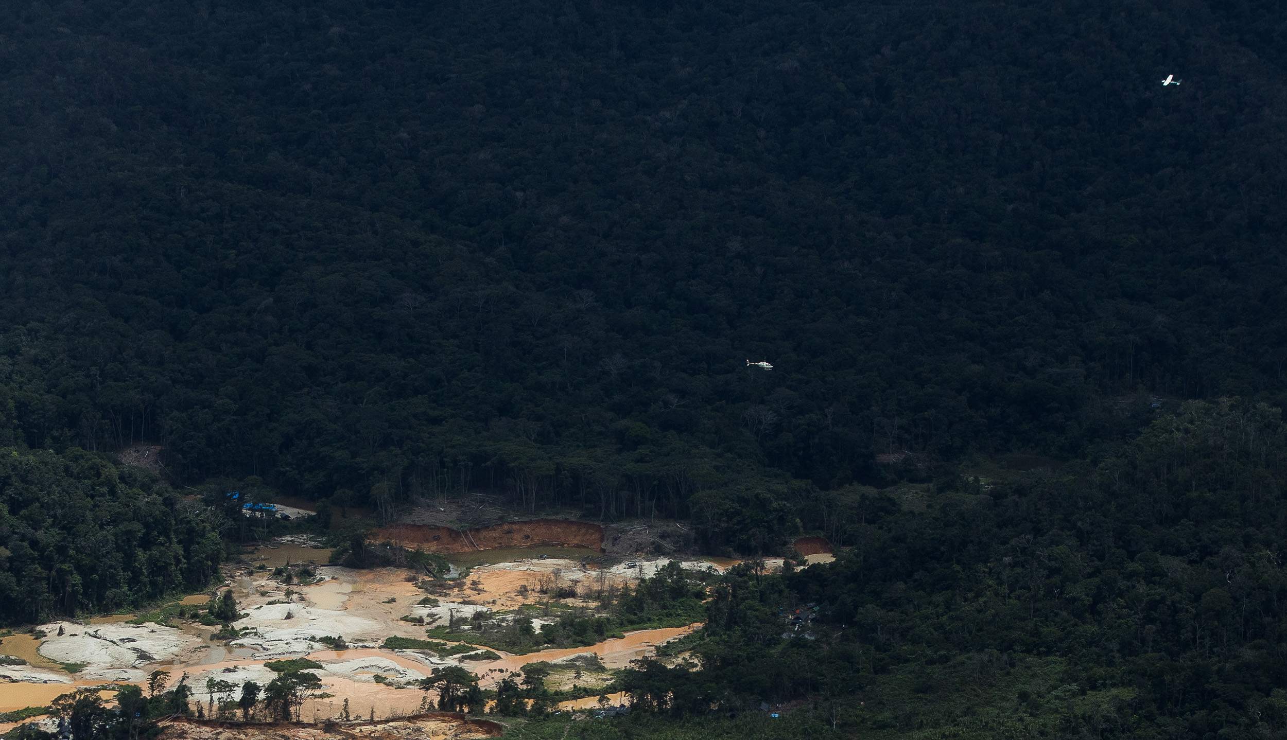 aeronaves sobrevoam garimpo na TI Yanomami (Bruno Kelly)