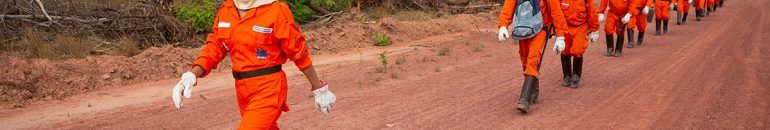 Com ameaças crescentes a seus territórios, mulheres indígenas atuam como brigadistas para ‘acalmar’ o fogo