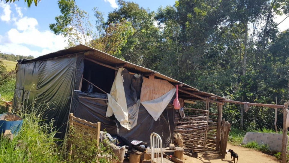 alojamento precário em carvoarias